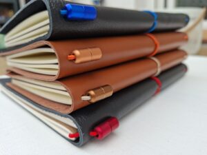 4 cuaderno de piel camel y negro
